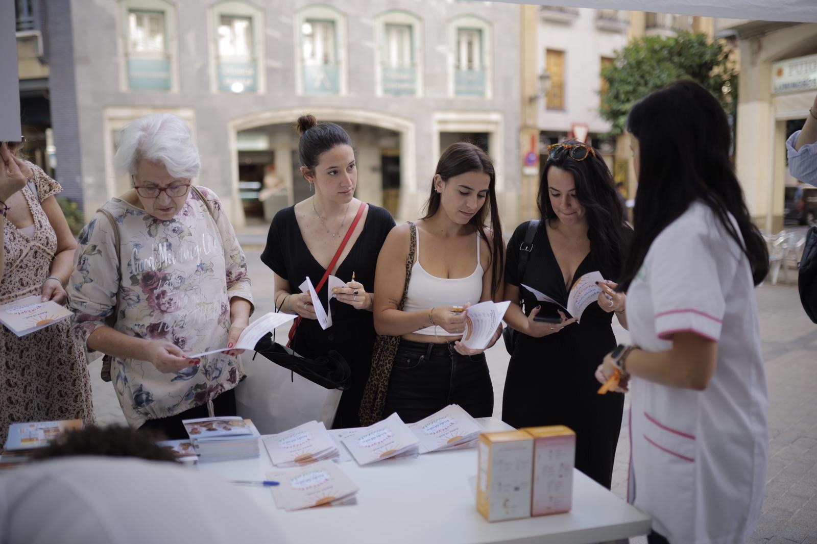 Los farmacéuticos de Huelva salen a la calle para mostrar a la población cómo seguir una correcta fotoprotección